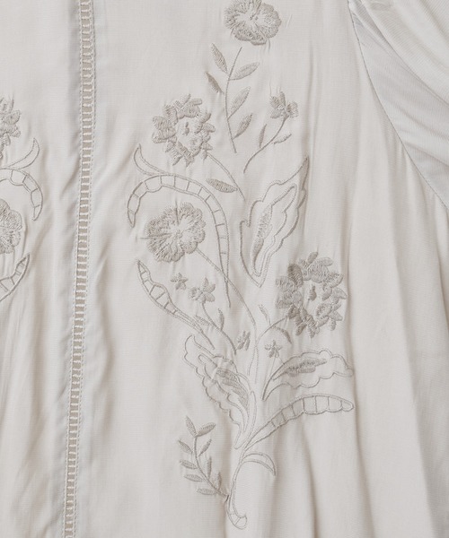 natural couture(ナチュラルクチュール)の「刺繍パフブラウス(シャツ/ブラウス・レディース・サックスブルー/アイボリー/ライトベージュ・FREE)」の14枚目の写真