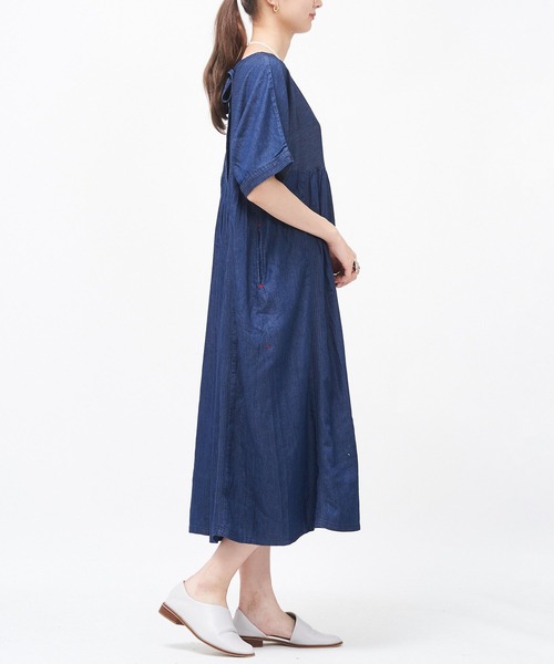 AS KNOW AS de base(アズノゥアズドゥバズ)の「レーヨンデニムギャザワンピース(ワンピース・レディース・ブルー/ワンウォッシュ・FREE)」の13枚目の写真