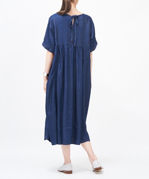 AS KNOW AS de base(アズノゥアズドゥバズ)の「レーヨンデニムギャザワンピース(ワンピース・レディース・ブルー/ワンウォッシュ・FREE)」の14枚目の写真