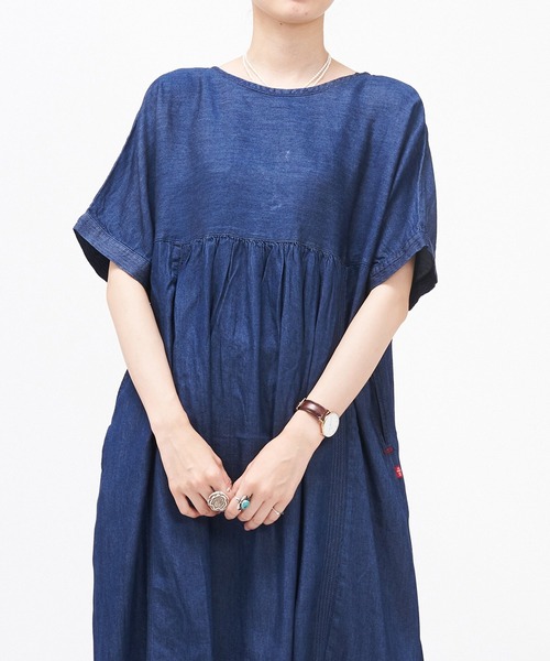 AS KNOW AS de base(アズノゥアズドゥバズ)の「レーヨンデニムギャザワンピース(ワンピース・レディース・ブルー/ワンウォッシュ・FREE)」の15枚目の写真