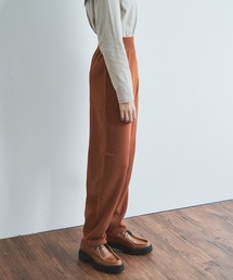 テーパードパンツ