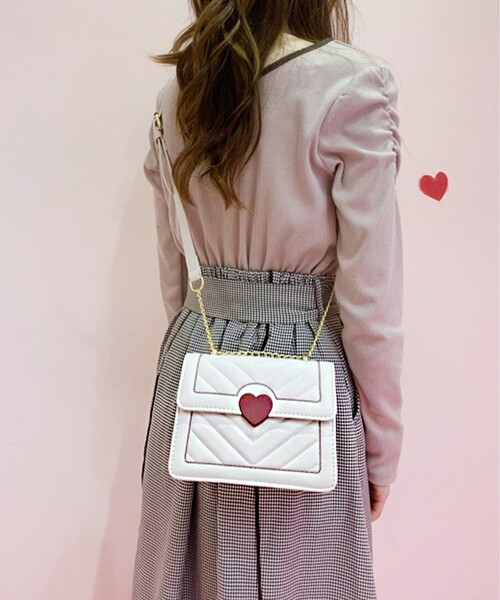 Ober Tashe(オーバータッシェ)の「ハート付きキルティングショルダーバッグ(ショルダーバッグ・レディース・ホワイト/ブラック/ピンク系・FREE)」の2枚目の写真