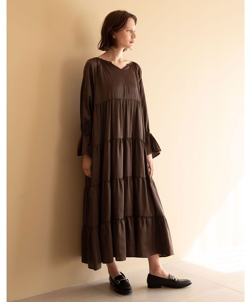 mangata(モンガータ)の「Tiered satin dress(ワンピース・レディース・ブラック/ブラウン・FREE)」の2枚目の写真