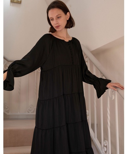 mangata(モンガータ)の「Tiered satin dress(ワンピース・レディース・ブラック/ブラウン・FREE)」の1枚目の写真