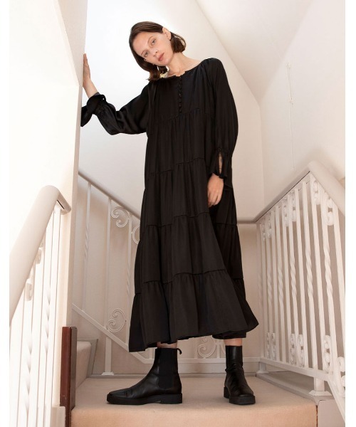 mangata(モンガータ)の「Tiered satin dress(ワンピース・レディース・ブラック/ブラウン・FREE)」の7枚目の写真