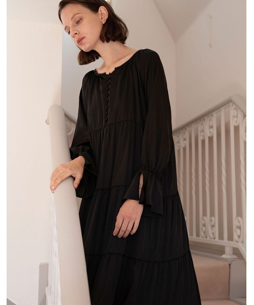 mangata(モンガータ)の「Tiered satin dress(ワンピース・レディース・ブラック/ブラウン・FREE)」の5枚目の写真