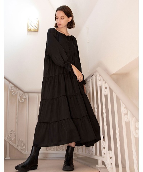 mangata(モンガータ)の「Tiered satin dress(ワンピース・レディース・ブラック/ブラウン・FREE)」の14枚目の写真
