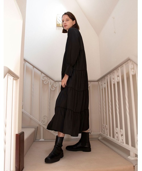 mangata(モンガータ)の「Tiered satin dress(ワンピース・レディース・ブラック/ブラウン・FREE)」の10枚目の写真