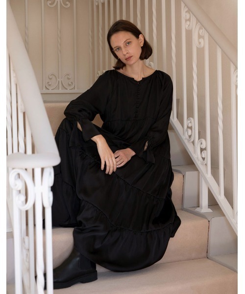 mangata(モンガータ)の「Tiered satin dress(ワンピース・レディース・ブラック/ブラウン・FREE)」の9枚目の写真