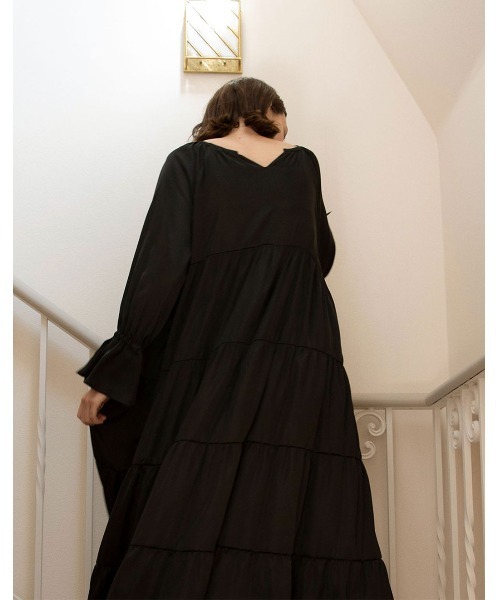 mangata(モンガータ)の「Tiered satin dress(ワンピース・レディース・ブラック/ブラウン・FREE)」の3枚目の写真