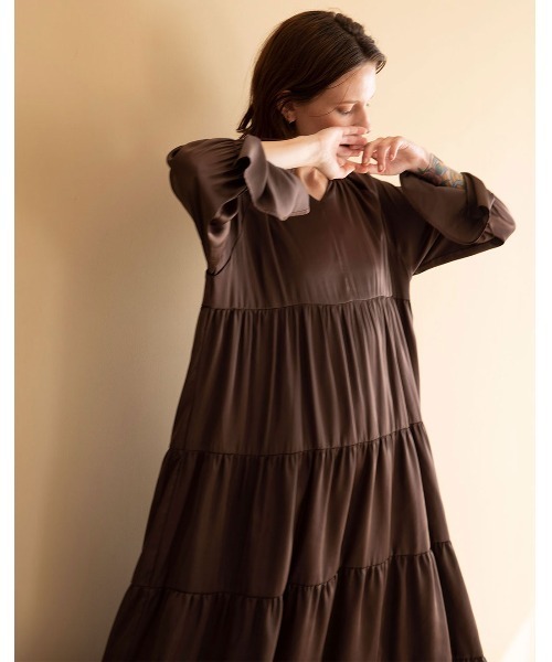mangata(モンガータ)の「Tiered satin dress(ワンピース・レディース・ブラック/ブラウン・FREE)」の12枚目の写真