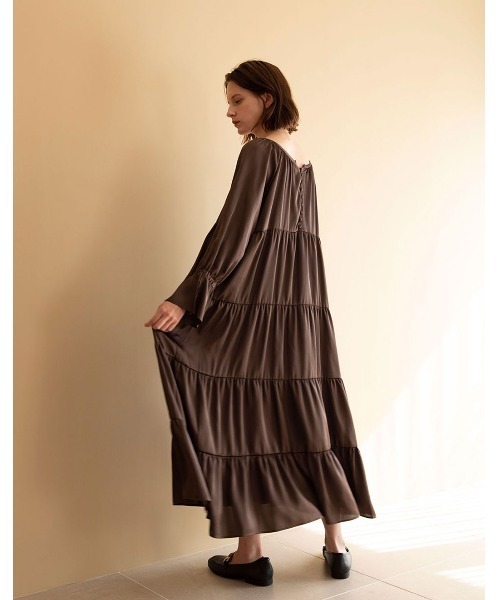 mangata(モンガータ)の「Tiered satin dress(ワンピース・レディース・ブラック/ブラウン・FREE)」の8枚目の写真