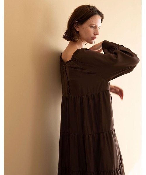 mangata(モンガータ)の「Tiered satin dress(ワンピース・レディース・ブラック/ブラウン・FREE)」の6枚目の写真