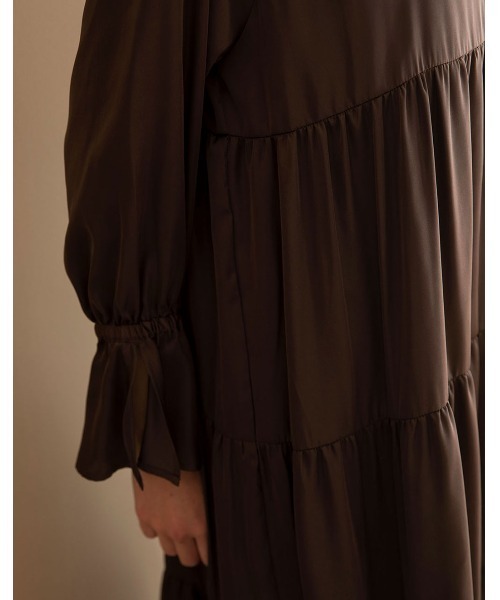 mangata(モンガータ)の「Tiered satin dress(ワンピース・レディース・ブラック/ブラウン・FREE)」の11枚目の写真