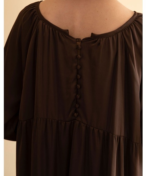 mangata(モンガータ)の「Tiered satin dress(ワンピース・レディース・ブラック/ブラウン・FREE)」の4枚目の写真