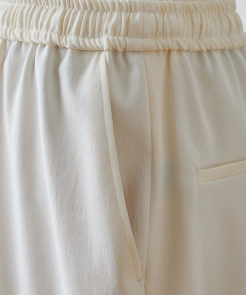 BEARDSLEY（ビアズリー）の「シャリ感あり ウエスト総ゴムで楽にはけるトラックパンツ（その他パンツ・レディース・ホワイト/ネイビー・0/1/2）」の8枚目の写真