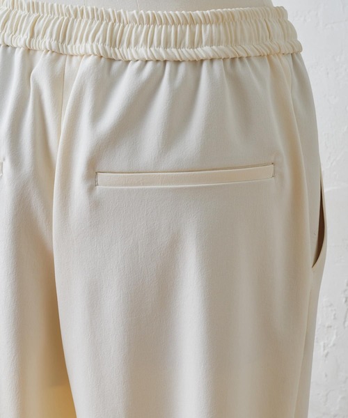 BEARDSLEY（ビアズリー）の「シャリ感あり ウエスト総ゴムで楽にはけるトラックパンツ（その他パンツ・レディース・ホワイト/ネイビー・0/1/2）」の6枚目の写真