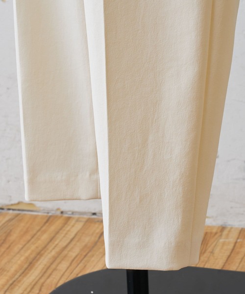 BEARDSLEY（ビアズリー）の「シャリ感あり ウエスト総ゴムで楽にはけるトラックパンツ（その他パンツ・レディース・ホワイト/ネイビー・0/1/2）」の4枚目の写真