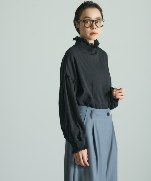 PUAL CE CIN（ピュアルセシン）の「襟袖レースシャーリングプルオーバーブラウス（シャツ/ブラウス・レディース・オフホワイト/ブラック・FREE）」の6枚目の写真