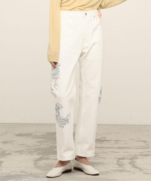 TOMORROWLAND （トゥモローランド）の「コットンエンブロイダリーホワイトデニム ストレートパンツ（デニムパンツ・レディース・ホワイト・36/34/32）」の3枚目の写真