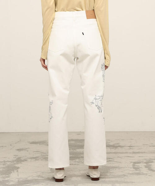 TOMORROWLAND （トゥモローランド）の「コットンエンブロイダリーホワイトデニム ストレートパンツ（デニムパンツ・レディース・ホワイト・36/34/32）」の5枚目の写真