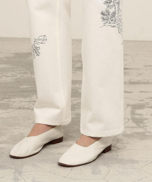 TOMORROWLAND （トゥモローランド）の「コットンエンブロイダリーホワイトデニム ストレートパンツ（デニムパンツ・レディース・ホワイト・36/34/32）」の9枚目の写真