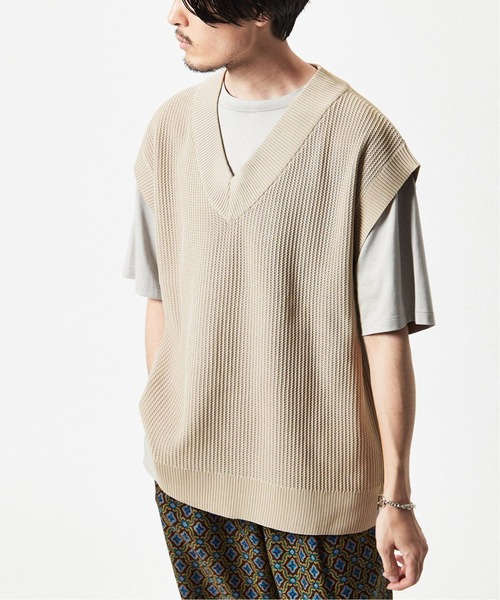 EDIFICE（エディフィス）の「スポンディッシュ リラックス ニットベスト（ベスト・メンズ・グリーン/ベージュ/ブルー/ブラック・MEDIUM/LARGE）」の3枚目の写真