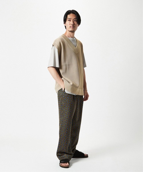 EDIFICE（エディフィス）の「スポンディッシュ リラックス ニットベスト（ベスト・メンズ・グリーン/ベージュ/ブルー/ブラック・MEDIUM/LARGE）」の5枚目の写真