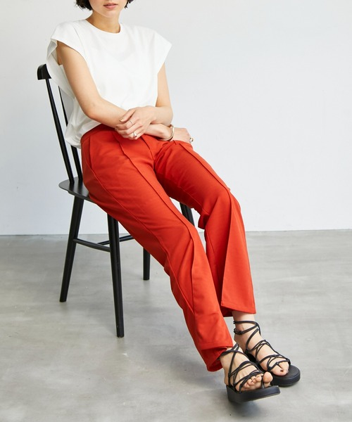 ECRIRE(エクリール)の「【yun_wearコラボ】サイドスリットカットソーツイルカラーパンツ(その他パンツ・レディース・ブラック/ブラウン/レッド/グリーン/アイボリー・S/M/L)」の1枚目の写真