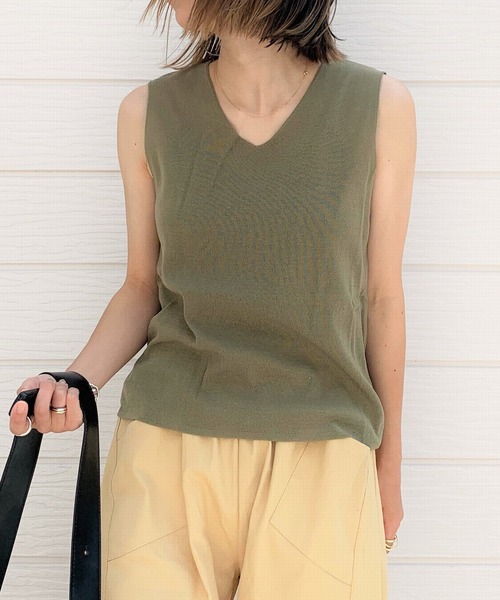 Q(キュー)の「Vネックノースリニット(ニット/セーター・レディース・ブラック/ベージュ/オリーブ・MEDIUM)」の1枚目の写真