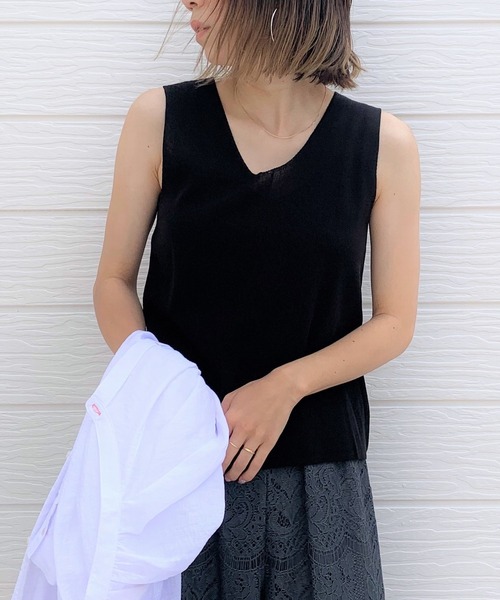 Q(キュー)の「Vネックノースリニット(ニット/セーター・レディース・ブラック/ベージュ/オリーブ・MEDIUM)」の2枚目の写真