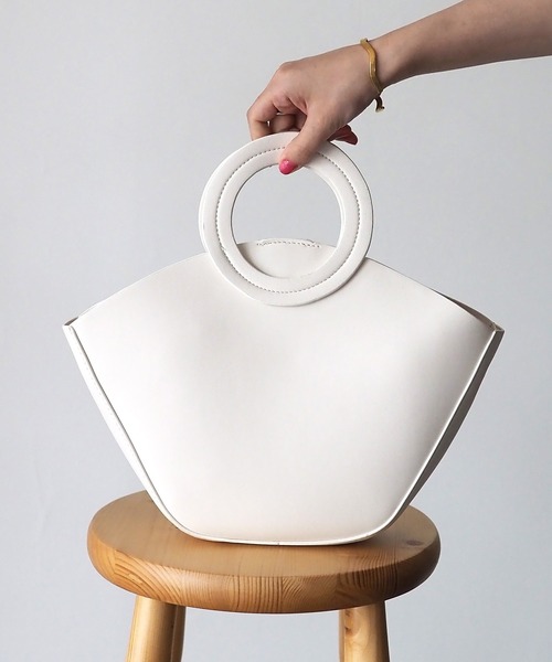 Riberry(リベリー)の「リングハンドル扇形ハンドバッグ(ハンドバッグ・レディース・ホワイト/ブラック/ブラウン/グリーン・FREE)」の1枚目の写真