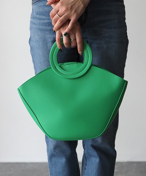 Riberry(リベリー)の「リングハンドル扇形ハンドバッグ(ハンドバッグ・レディース・ホワイト/ブラック/ブラウン/グリーン・FREE)」の4枚目の写真