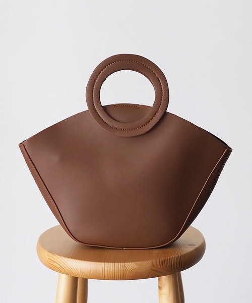 Riberry(リベリー)の「リングハンドル扇形ハンドバッグ(ハンドバッグ・レディース・ホワイト/ブラック/ブラウン/グリーン・FREE)」の5枚目の写真