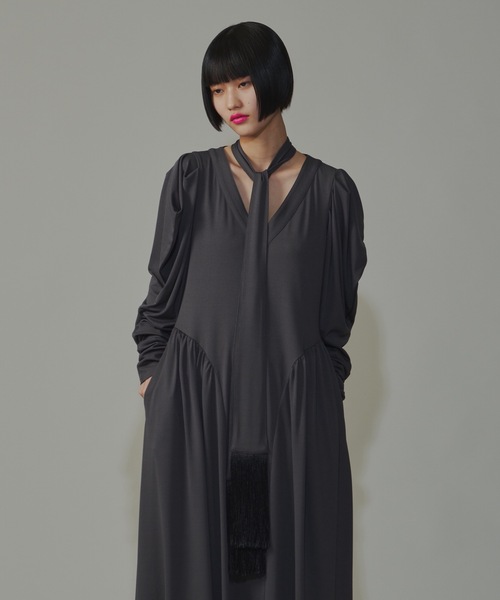 yae(ヤエ)の「スクエアスリーブフリンジドレス(ワンピース・レディース・ブラック/チャコールグレー・36/38)」の5枚目の写真