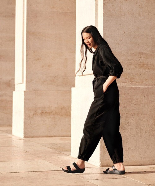 fitflop(フィットフロップ)の「【fitflop】フィットフロップ LULU CRYSTAL EMBELLISHED SLIDES(サンダル・レディース・ブラック/ネイビー/ベージュ/ピンクゴールド/カーキ・US8/US7/US6/US5)」の8枚目の写真