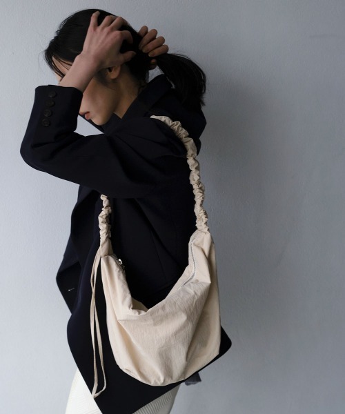 marjour(マージュール)の「GATHER STRAP CROSS BAG(ショルダーバッグ・レディース・アイボリー/ブラック・FREE)」の1枚目の写真
