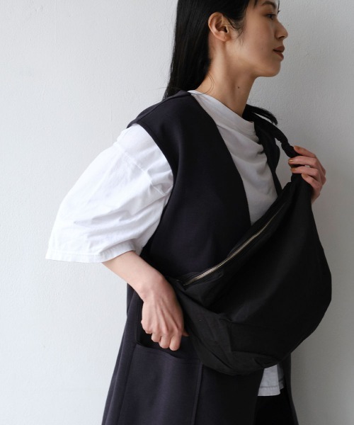 marjour(マージュール)の「GATHER STRAP CROSS BAG(ショルダーバッグ・レディース・アイボリー/ブラック・FREE)」の2枚目の写真