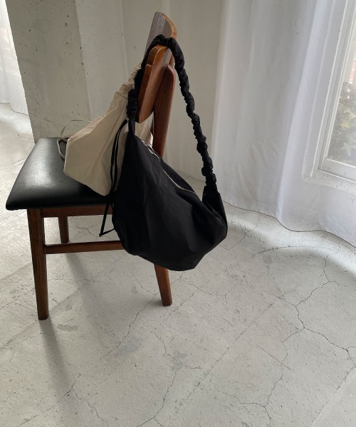 marjour(マージュール)の「GATHER STRAP CROSS BAG(ショルダーバッグ・レディース・アイボリー/ブラック・FREE)」の9枚目の写真