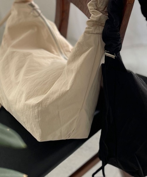 marjour(マージュール)の「GATHER STRAP CROSS BAG(ショルダーバッグ・レディース・アイボリー/ブラック・FREE)」の3枚目の写真