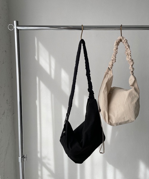 marjour(マージュール)の「GATHER STRAP CROSS BAG(ショルダーバッグ・レディース・アイボリー/ブラック・FREE)」の18枚目の写真
