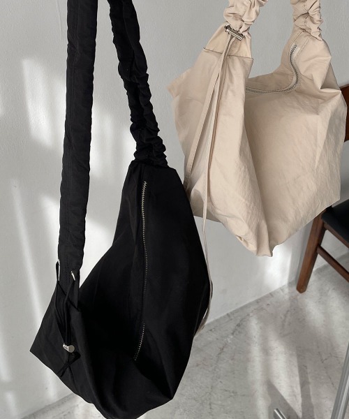 marjour(マージュール)の「GATHER STRAP CROSS BAG(ショルダーバッグ・レディース・アイボリー/ブラック・FREE)」の15枚目の写真