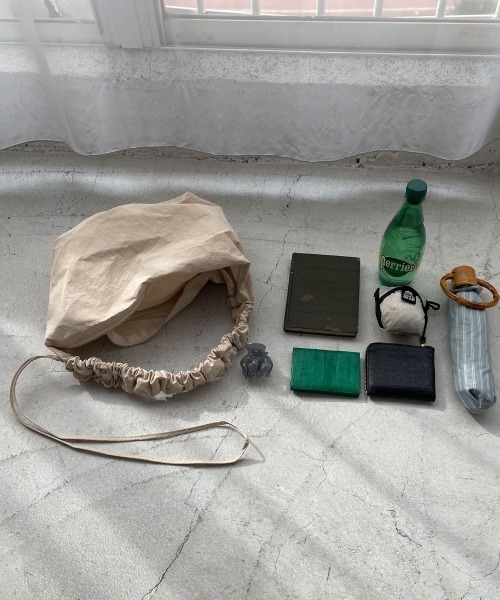 marjour(マージュール)の「GATHER STRAP CROSS BAG(ショルダーバッグ・レディース・アイボリー/ブラック・FREE)」の6枚目の写真