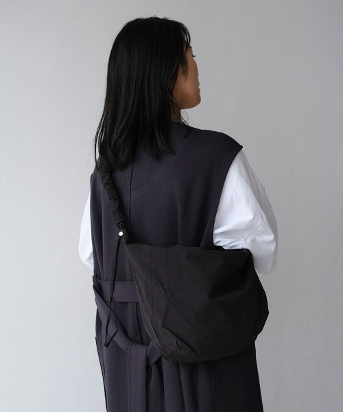marjour(マージュール)の「GATHER STRAP CROSS BAG(ショルダーバッグ・レディース・アイボリー/ブラック・FREE)」の12枚目の写真