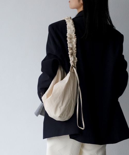 marjour(マージュール)の「GATHER STRAP CROSS BAG(ショルダーバッグ・レディース・アイボリー/ブラック・FREE)」の4枚目の写真