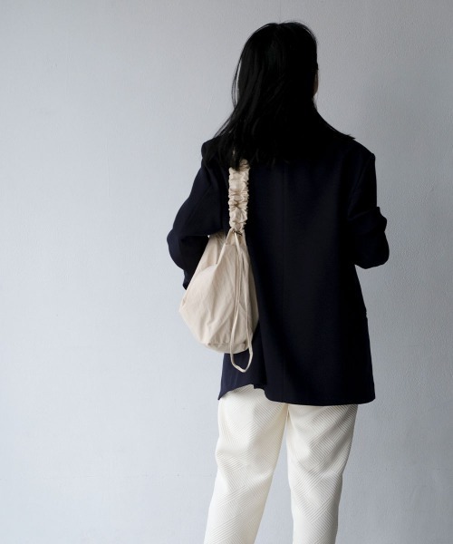 marjour(マージュール)の「GATHER STRAP CROSS BAG(ショルダーバッグ・レディース・アイボリー/ブラック・FREE)」の19枚目の写真