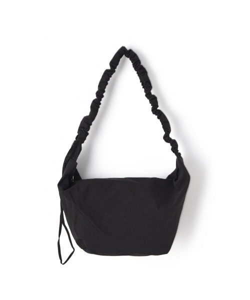 marjour(マージュール)の「GATHER STRAP CROSS BAG(ショルダーバッグ・レディース・アイボリー/ブラック・FREE)」の7枚目の写真
