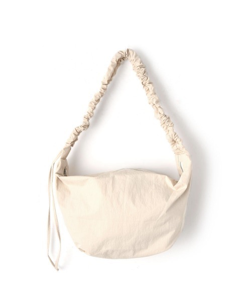 marjour(マージュール)の「GATHER STRAP CROSS BAG(ショルダーバッグ・レディース・アイボリー/ブラック・FREE)」の13枚目の写真