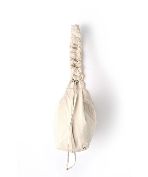 marjour(マージュール)の「GATHER STRAP CROSS BAG(ショルダーバッグ・レディース・アイボリー/ブラック・FREE)」の22枚目の写真