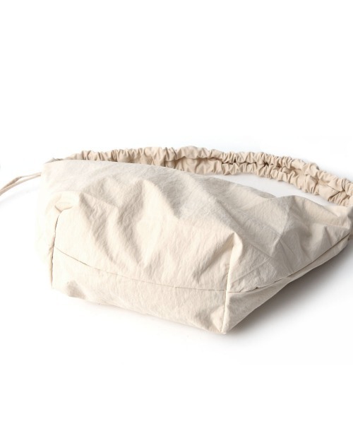 marjour(マージュール)の「GATHER STRAP CROSS BAG(ショルダーバッグ・レディース・アイボリー/ブラック・FREE)」の11枚目の写真